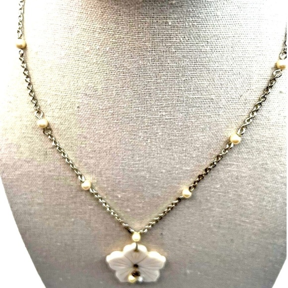 Vintage-Inspired Freshwater Pearl & Flower Pendant Necklace - Picture 2 of 5